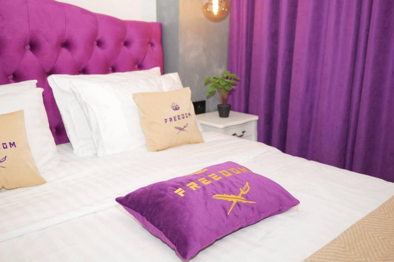 Freedom Apartments In City Center Киев Экстерьер фото